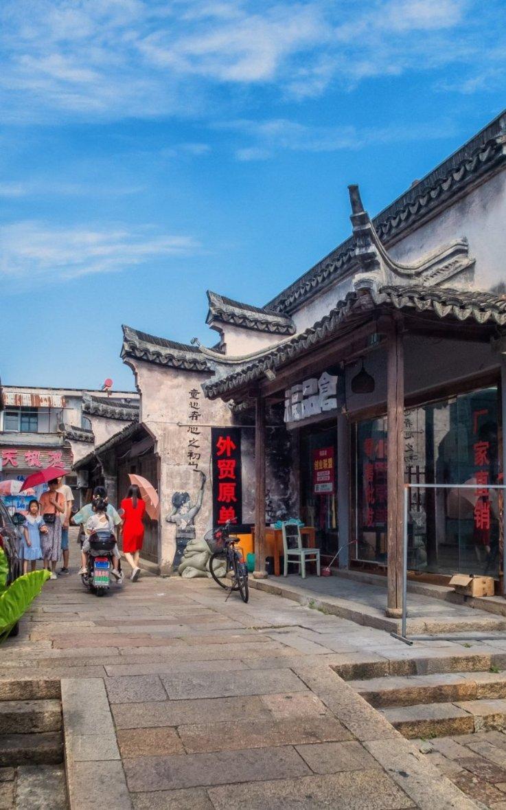 著名艺术家江碧波教授为南岸捐赠雕塑作品《黑瓷婆婆》