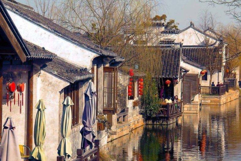 丽莎媛:眉毛的眉头应该与鼻子的两侧相对应,不要过于靠近内眼角